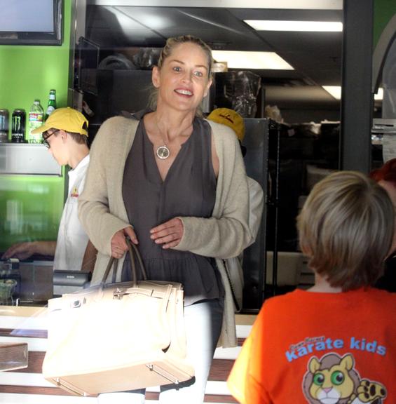 Sharon Stone se diverte com filhos em Los Angeles