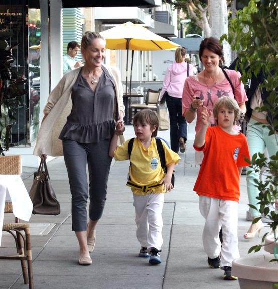 Sharon Stone se diverte com filhos em Los Angeles