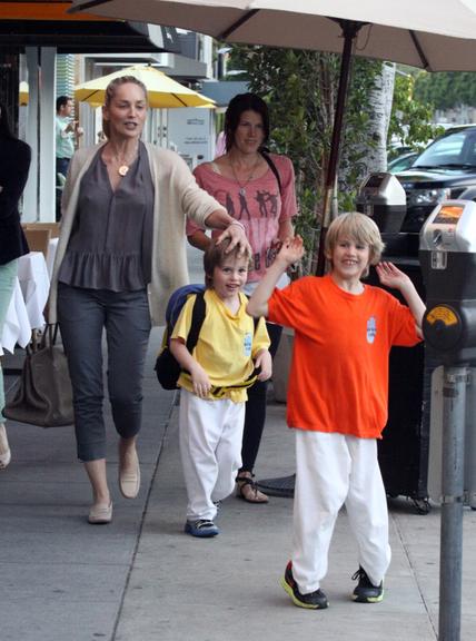 Sharon Stone se diverte com filhos em Los Angeles