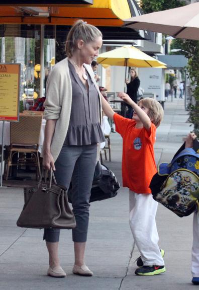 Sharon Stone se diverte com filhos em Los Angeles