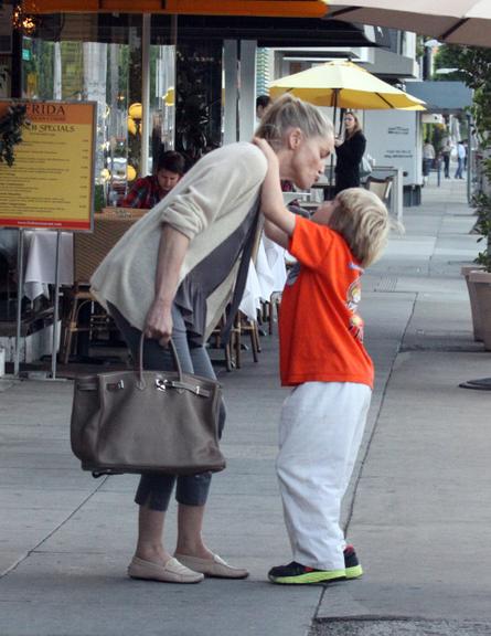 Sharon Stone se diverte com filhos em Los Angeles