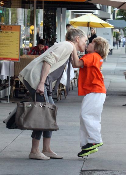 Sharon Stone se diverte com filhos em Los Angeles