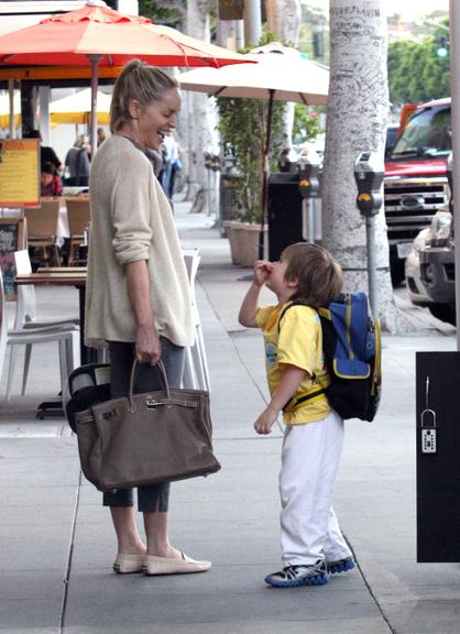 Sharon Stone se diverte com filhos em Los Angeles