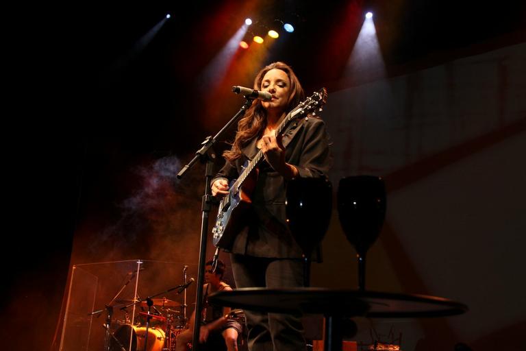 Ana Carolina canta para plateia de famosos