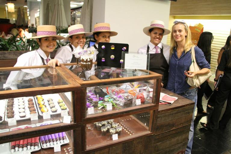 Carolina Dieckmann ainda posou com funcionários do shopping