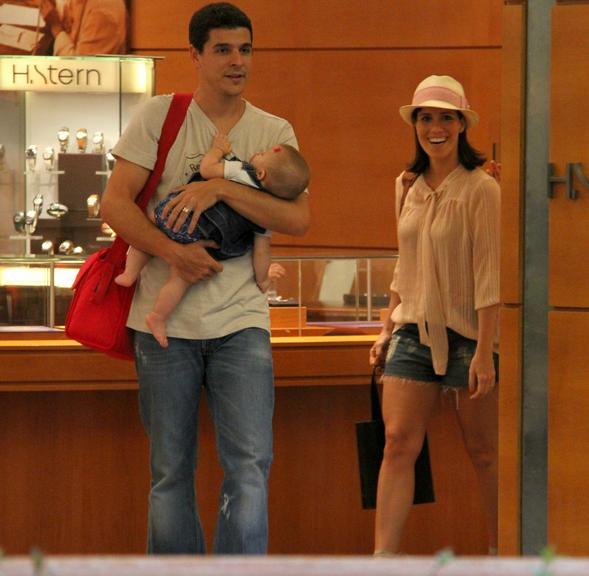 Diogo Boni e Fernanda Pontes levam a pequena Maria Luiza para passear no shopping