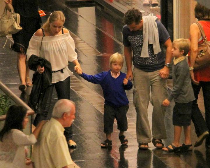 Angélica e Luciano Huck curtem o sábado com os filhos Joaquim e Benício