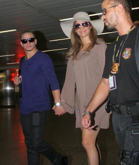 De mãos dadas com o namorado Casper Smart, Jennifer Lopez desembarca em São Paulo