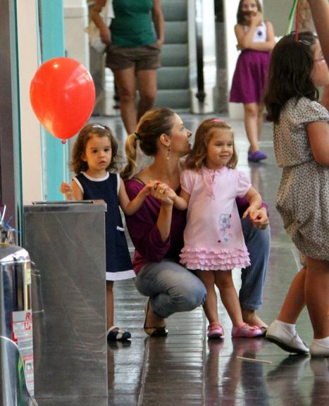 Bianca Rinaldi leva suas gêmeas Beatriz e Sofia ao teatro infantil