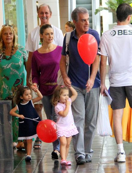 Bianca Rinaldi leva suas gêmeas Beatriz e Sofia ao teatro infantil