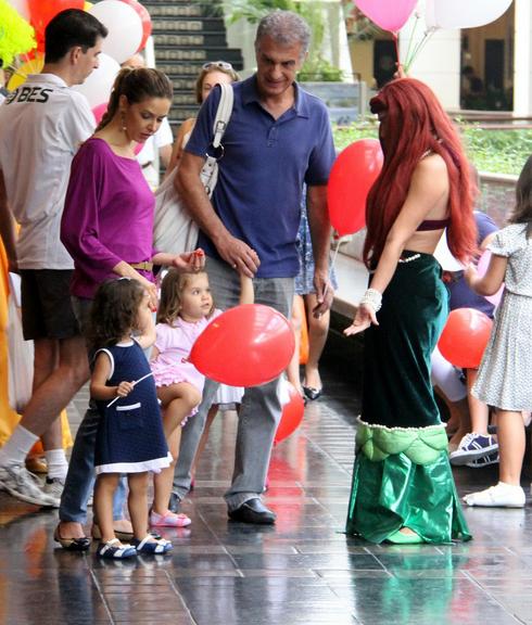 Bianca Rinaldi leva suas gêmeas Beatriz e Sofia ao teatro infantil