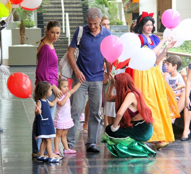 Bianca Rinaldi leva suas gêmeas Beatriz e Sofia ao teatro infantil