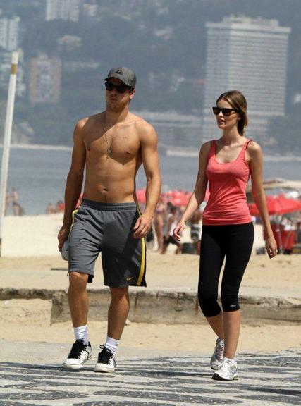 Yasmin Brunet e Evandro Soldati caminham em Ipanema