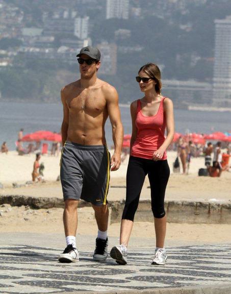 Yasmin Brunet e Evandro Soldati caminham em Ipanema