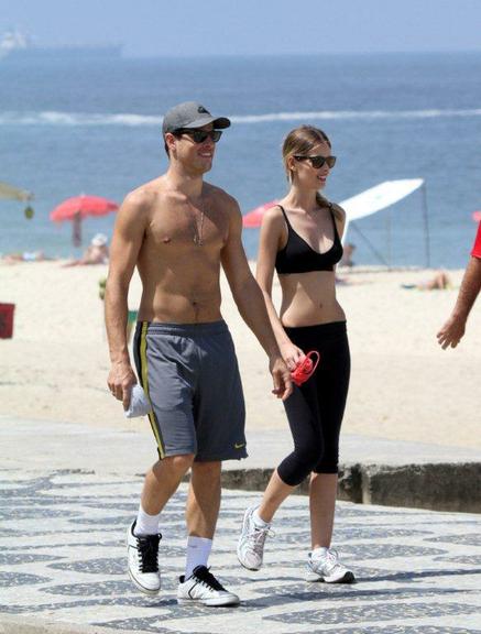 Yasmin Brunet e Evandro Soldati caminham em Ipanema