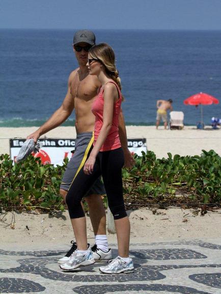 Yasmin Brunet e Evandro Soldati caminham em Ipanema