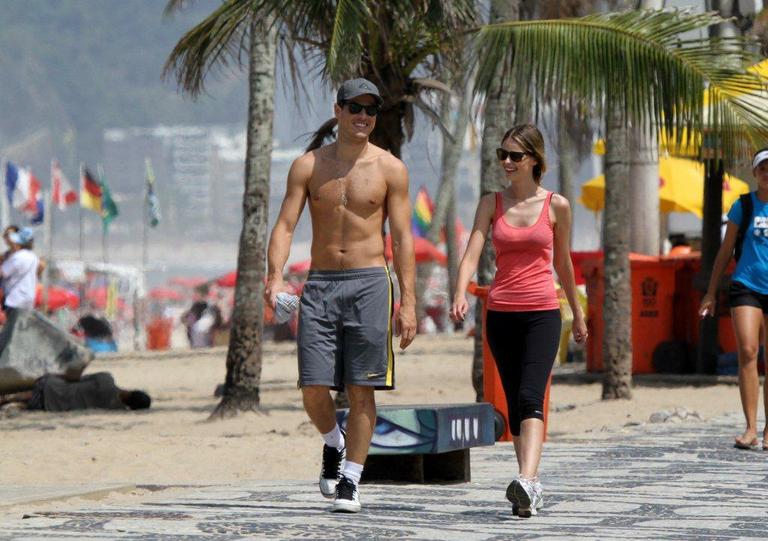 Yasmin Brunet e Evandro Soldati caminham em Ipanema