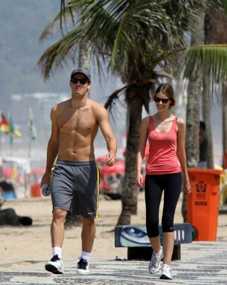 Yasmin Brunet e Evandro Soldati caminham em Ipanema