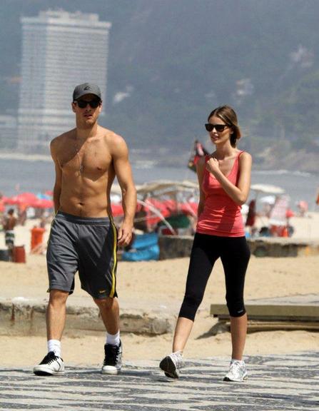 Yasmin Brunet e Evandro Soldati caminham em Ipanema