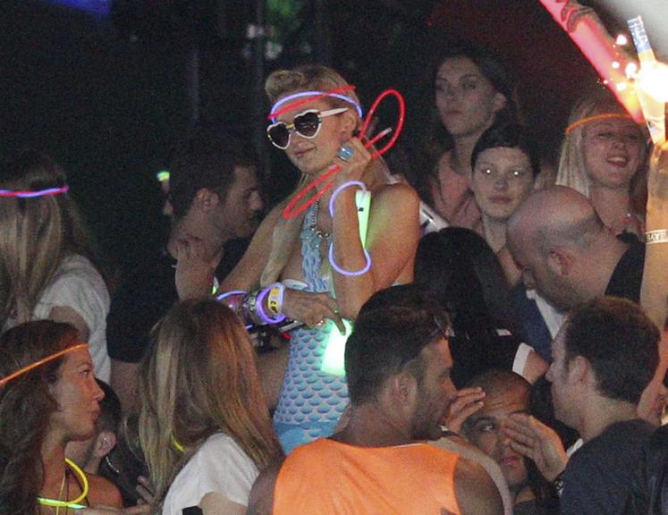 Paris Hilton se diverte em festa de música eletrônica na Flórida