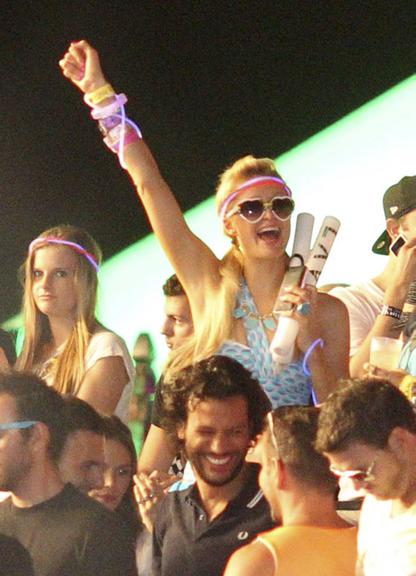 Paris Hilton se diverte em festa de música eletrônica na Flórida