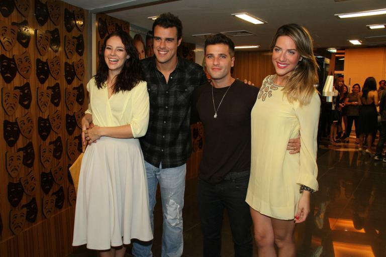 Paola Oliveira com Joaquim Lopes e Bruno Gagliasso com Giovanna Ewbank