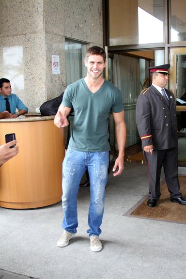 Jonas tira foto em frente ao hotel carioca onde ex-BBB's estão se reunindo