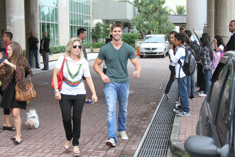 Jonas tira foto em frente ao hotel carioca onde ex-BBB's estão se reunindo