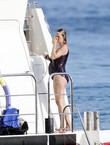 Grávida, Uma Thurman curte férias com família em St. Barths