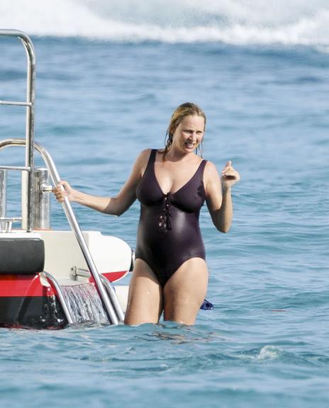 Grávida, Uma Thurman curte férias com família em St. Barths