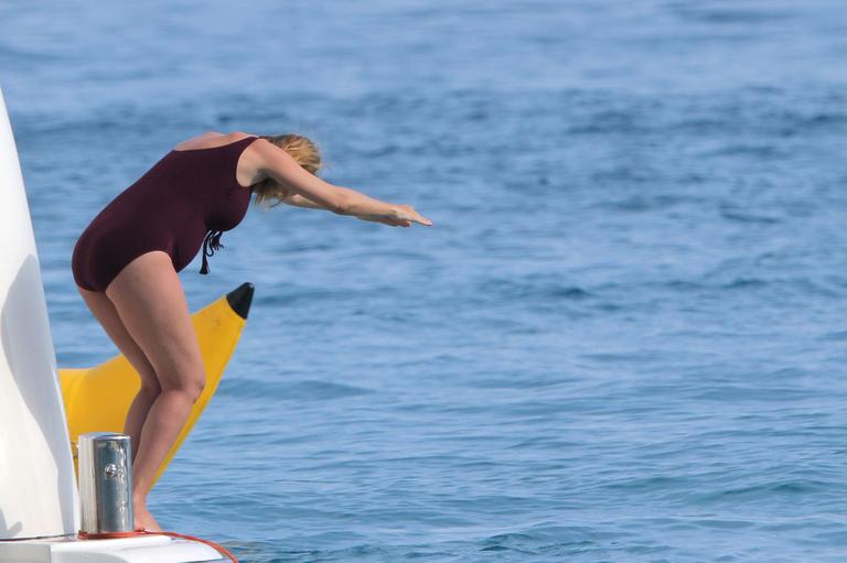 Grávida, Uma Thurman curte férias com família em St. Barths