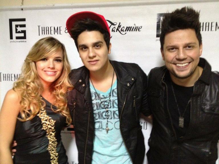 Thaeme e Thiago recebem Luan Santana no camarim