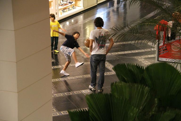 Gabriel O Pensador brinca com os filhos em shopping do Rio de Janeiro