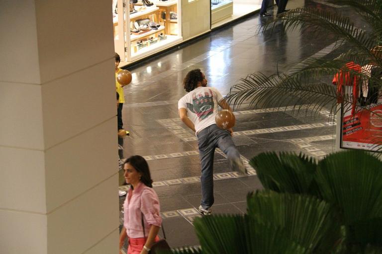 Gabriel O Pensador brinca com os filhos em shopping do Rio de Janeiro