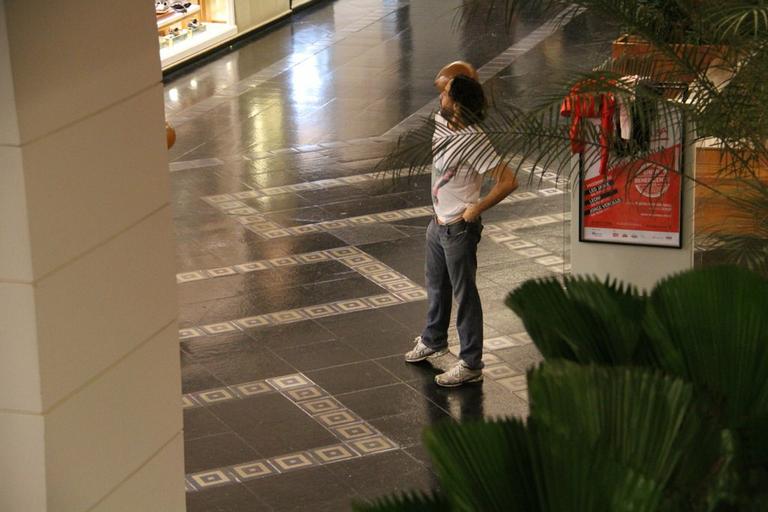 Gabriel O Pensador brinca com os filhos em shopping do Rio de Janeiro