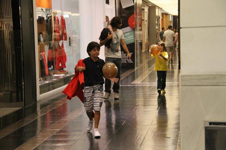 Gabriel O Pensador brinca com os filhos em shopping do Rio de Janeiro