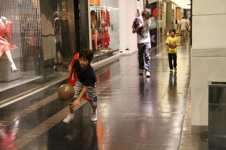 Gabriel O Pensador brinca com os filhos em shopping do Rio de Janeiro