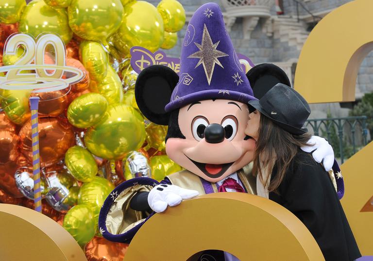 Salma Hayek comemora aniversário de 20 anos da Euro Disney