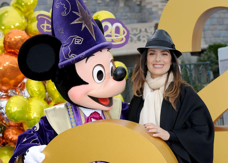 Salma Hayek comemora aniversário de 20 anos da Euro Disney