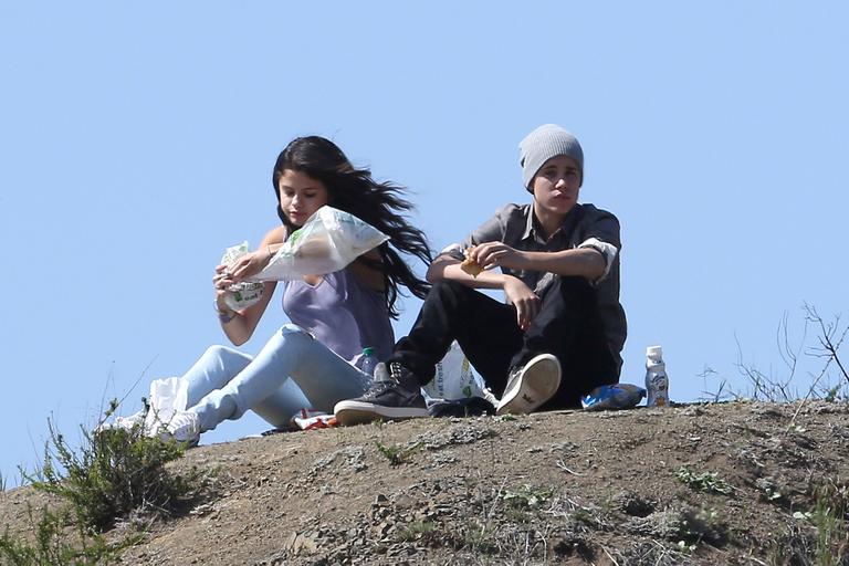 Selena Gomez e Justin Bieber em piquenique