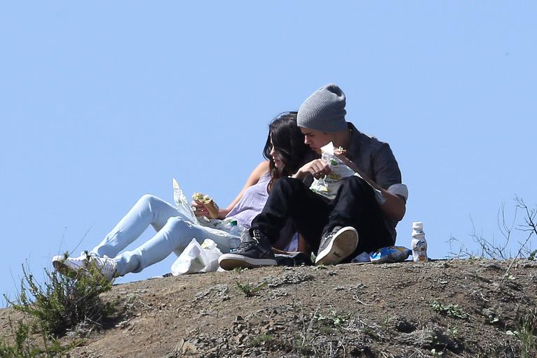 Selena Gomez e Justin Bieber em piquenique