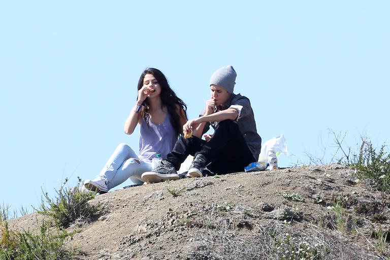 Selena Gomez e Justin Bieber em piquenique