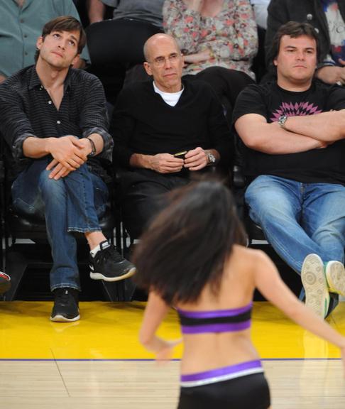 Ashton Kutcher e Jack Black acompanhados por Jeffrey Katzenberg em jogo de basquete