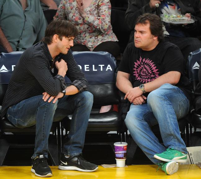 Ashton Kutcher e Jack Black acompanhados por Jeffrey Katzenberg em jogo de basquete