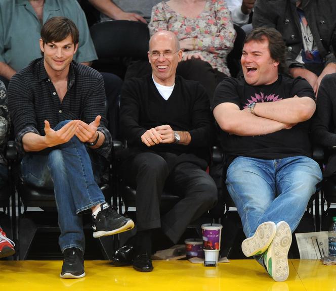 Ashton Kutcher e Jack Black acompanhados por Jeffrey Katzenberg em jogo de basquete