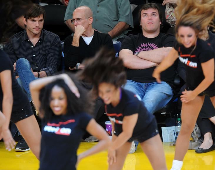 Ashton Kutcher e Jack Black acompanhados por Jeffrey Katzenberg em jogo de basquete