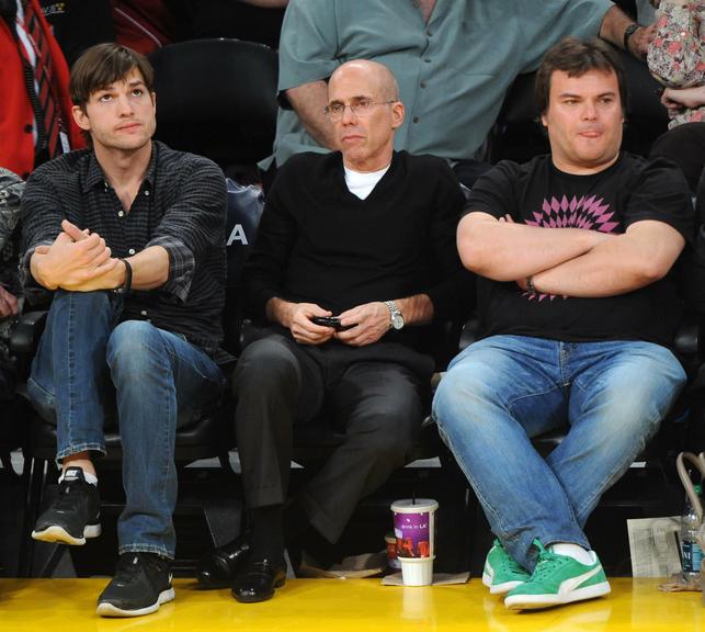 Ashton Kutcher e Jack Black acompanhados por Jeffrey Katzenberg em jogo de basquete