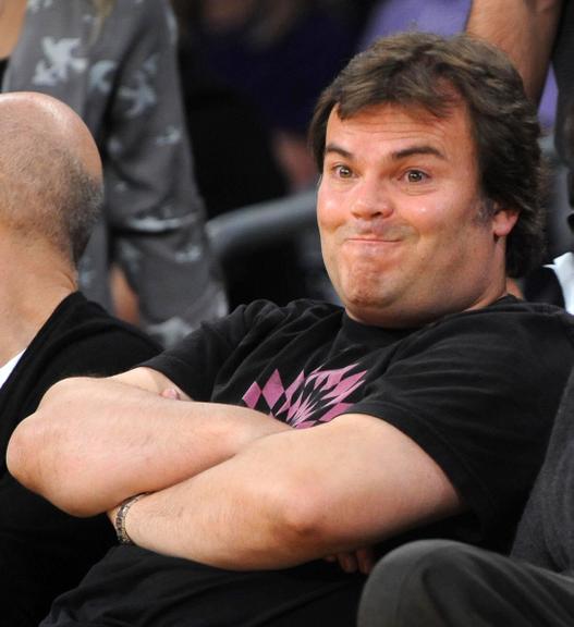 Ashton Kutcher e Jack Black acompanhados por Jeffrey Katzenberg em jogo de basquete