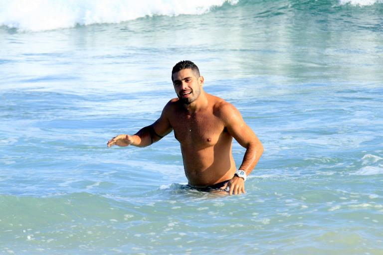 O ex-BBB Yuri se refrescou na praia da Barra da Tijuca e tirou foto com fãs