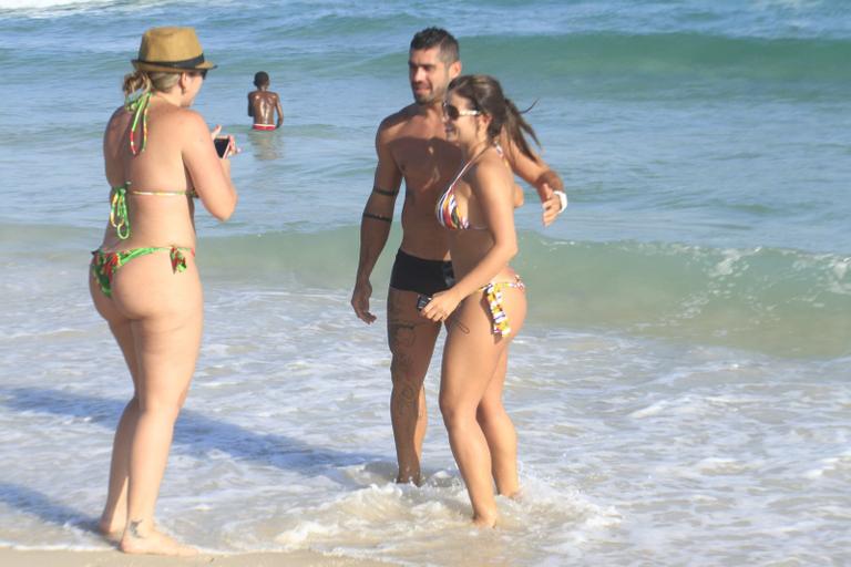 O ex-BBB Yuri se refrescou na praia da Barra da Tijuca e tirou foto com fãs